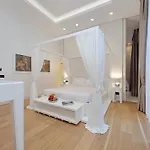 Domus Aurea Luxury בית הארחה
